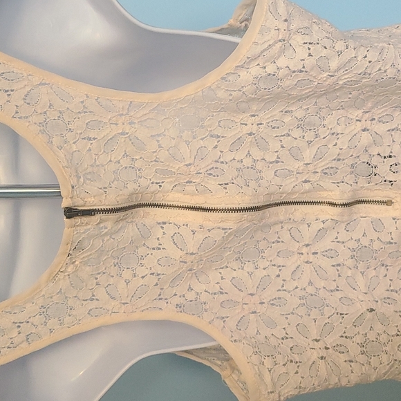 Ladie's Shirt. - Picture 3 of 6